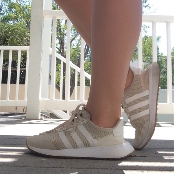 ADIDAS CREAM/TAN SHOES-SIZE 6 WOMENS - Picture 5 of 5